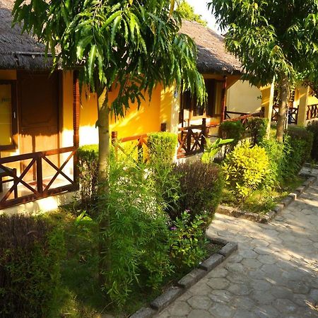 Mr. B'S Place Bardiya Екстер'єр фото