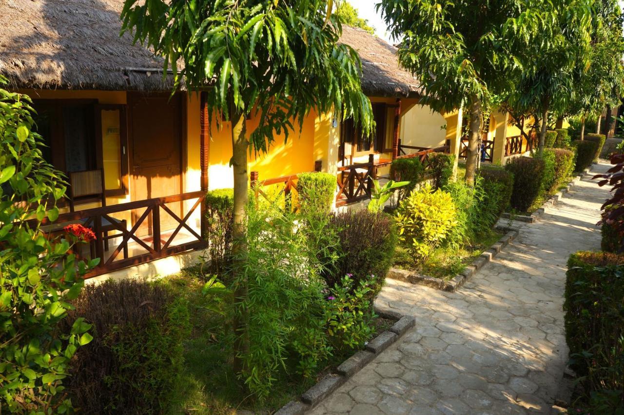 Mr. B'S Place Bardiya Екстер'єр фото